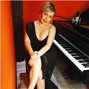 Veronica Ricci, Insegnante di Pianoforte, Canto moderno, Tecniche vocali e di respirazione.
Laureata in Pianoforte presso L' Istituto Musicale Pareggiato G. Verdi di Ravenna, e in Solfeggio, Armonia e Composizione presso il Conservatorio G. Puccini di La